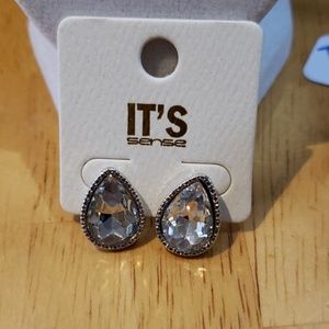 set of two teardrop earrings